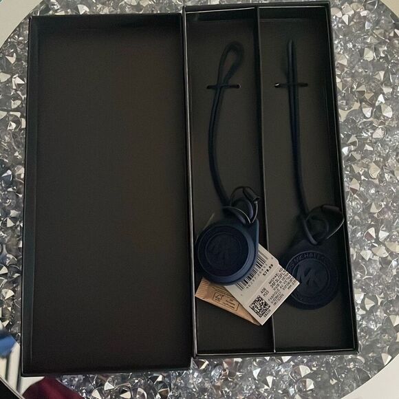 New in box Michael kors navy blue pair of rubber air tags $78 MSRP - Picture 1 of 9